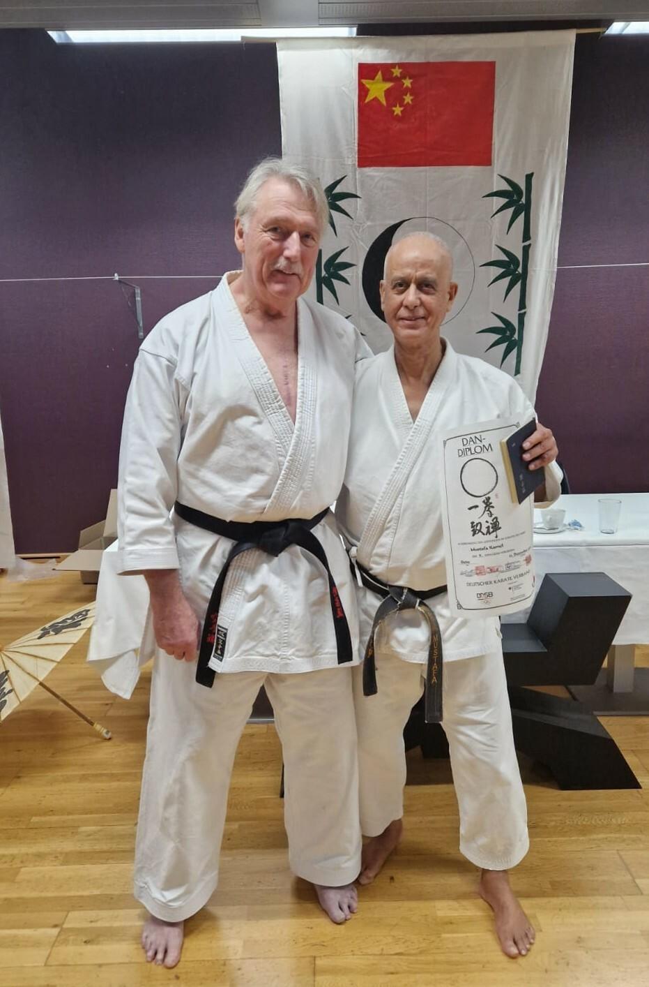 Mustafa Kamel bei seiner Prüfung zum 8. Dan mit Prüfer Ulrich Heckhuis
